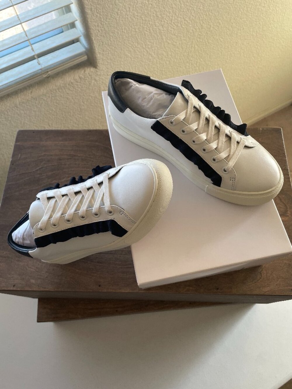 New (In box) Tory Sport Leather Low Top Women’s Sneakers Size 7